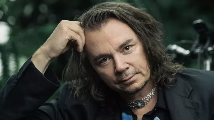 Emil Jensen gör hela sin sommarturné per cykel