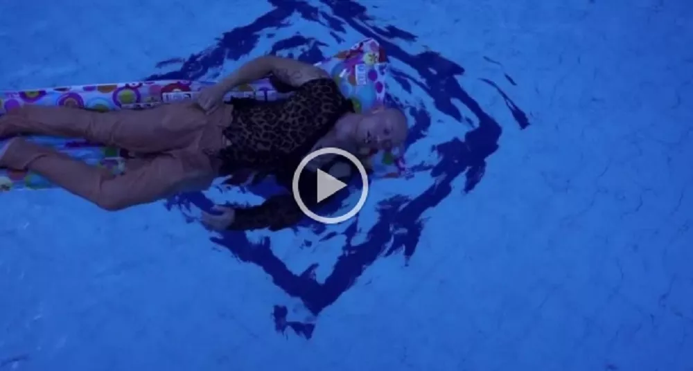 VIDEOPREMIÄR: Deppigt poolparty med Simon Norrsveden