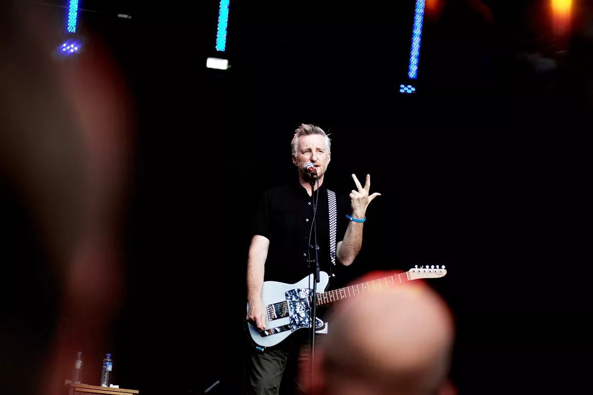Musik, stand-up och politiskt väckelsemöte med Billy Bragg