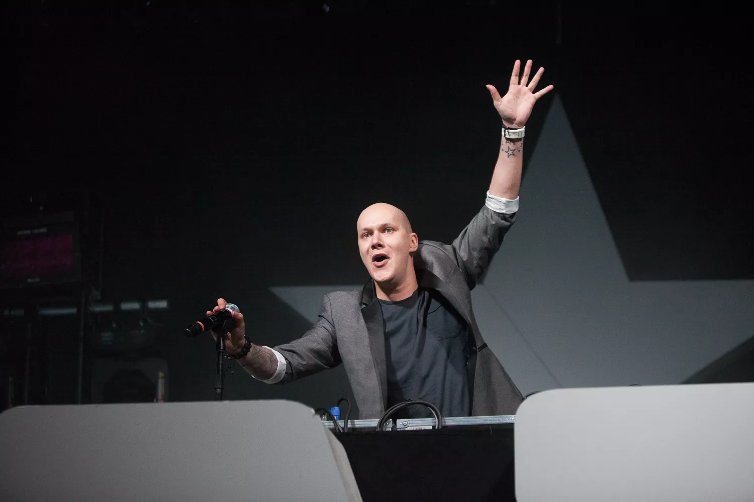 Kato skriver international pladekontrakt