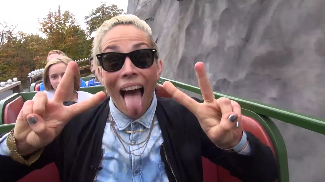 Se seje Jenny Wilson tage en rutschebanetur i Tivoli