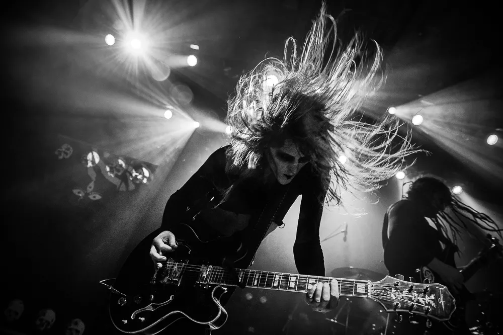 Skräckinjagande vacker dödsseans