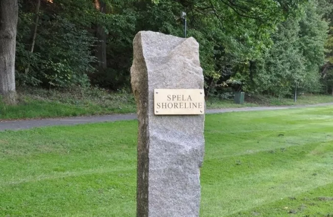 Spela Shoreline-stenen tillbaka i Slottsskogen