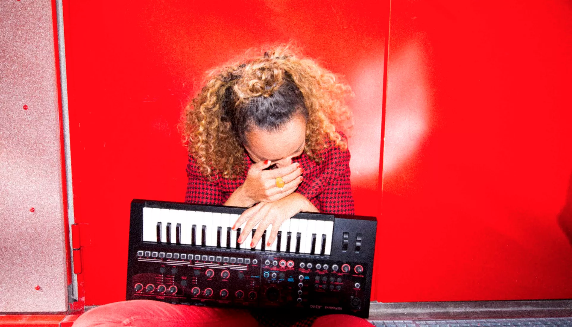 VIDEOPREMIERE: Danske Aisha synger om at blive holdt hen i dating-verdenen