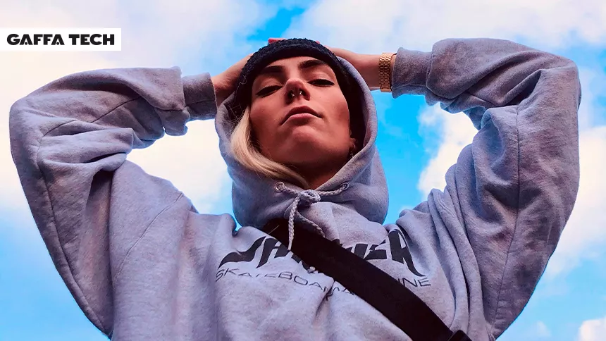 Elyss komponerar all musik på sin surfplatta