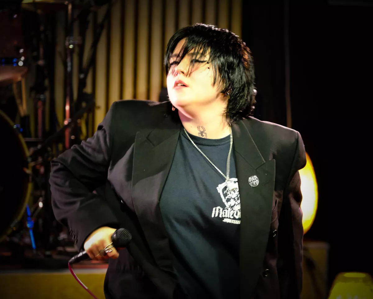 JULEKALENDER-LÅGE 2: Se Rebecca Lou fremføre sit allerstørste hit