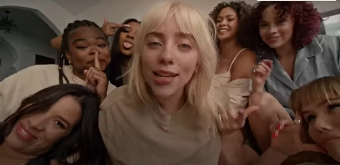 Billie Eilish fester løs med veninderne i video til ny single