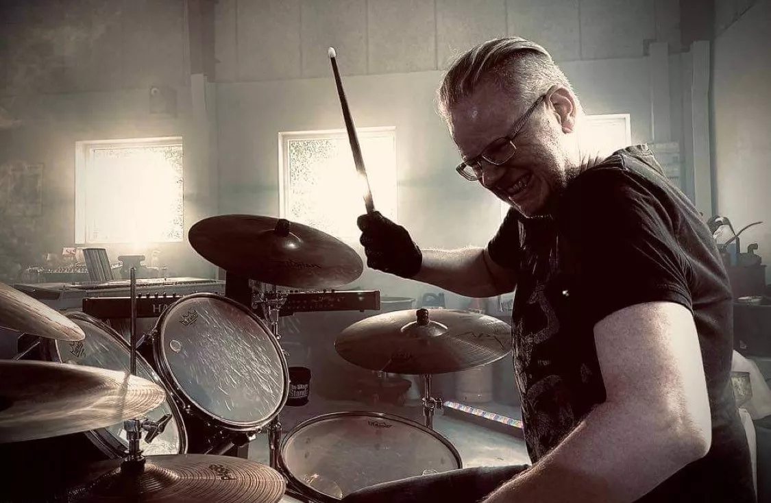 Michael Gorm Jensen spiller trommer i bandet Face Monday.