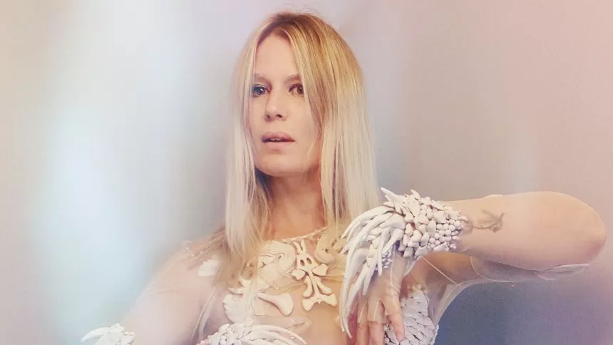 Myrkur giver koncert med Copenhagen Phil