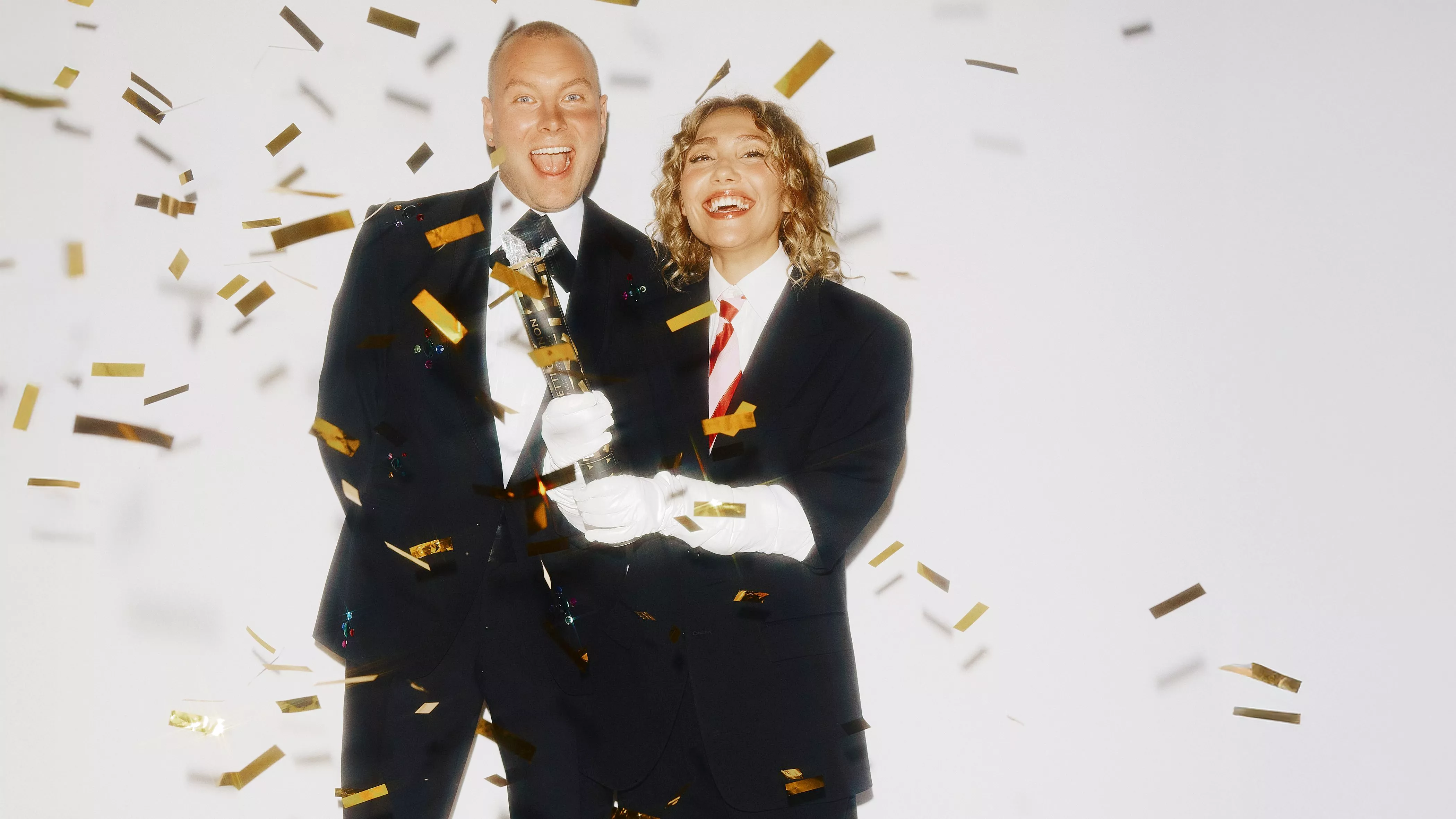 Værterne til P3 Guld, Pelle Peter Jencel (venstre) og Julie Rahbek (højre)