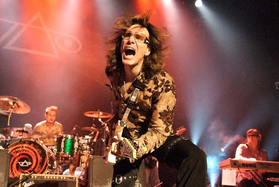 Guitar-ekvilibristen Steve Vai giver koncert i Danmark