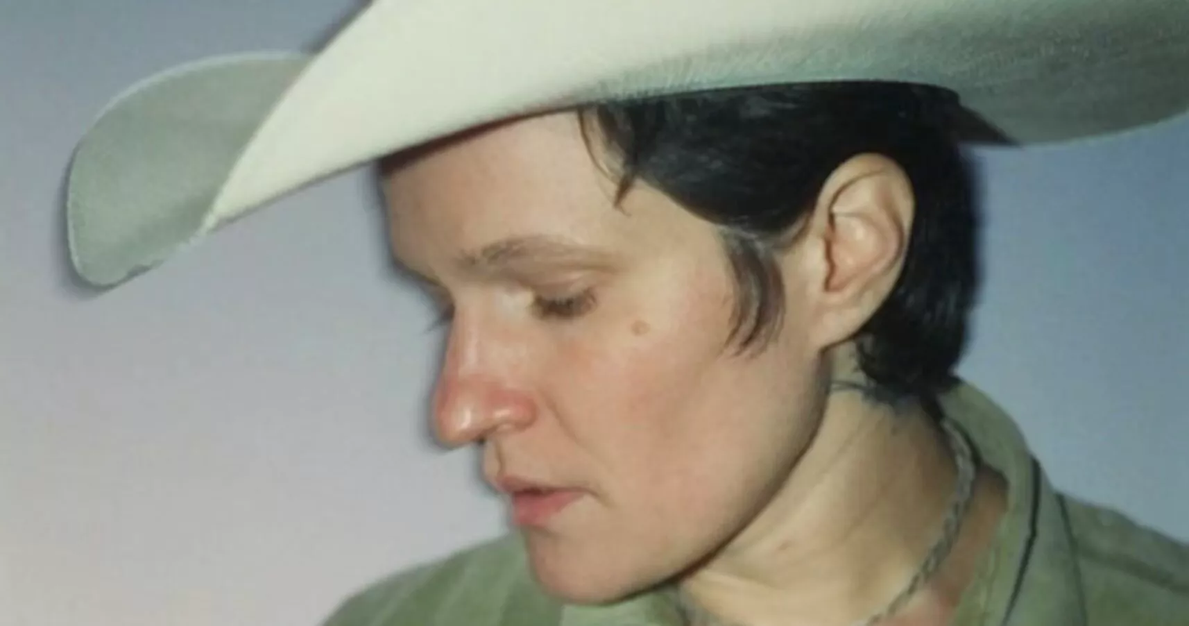 Til sommer spiller de på Syd For Solen. Nu giver Big Thief-forsanger solokoncert i Danmark