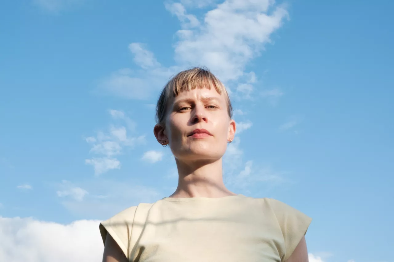 Single-aktuelle, prisvindende Jenny Hval giver dansk koncert