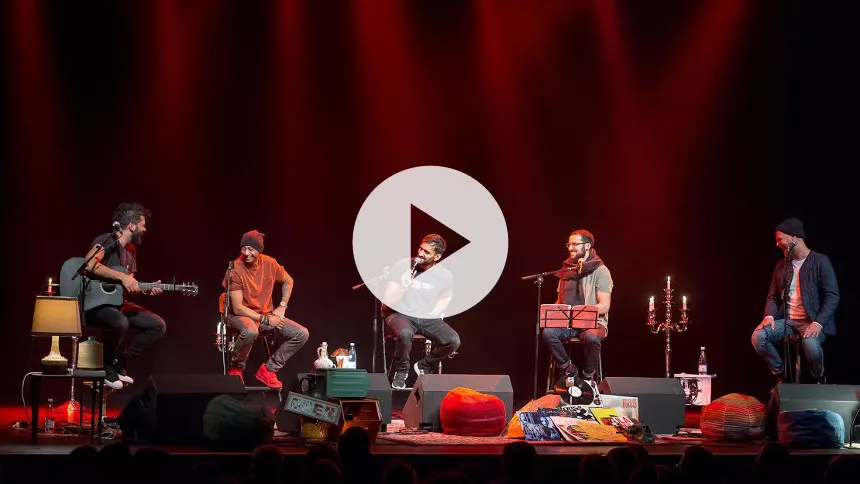 Video: Kom helt tæt på Outlandish til akustisk intimkoncert