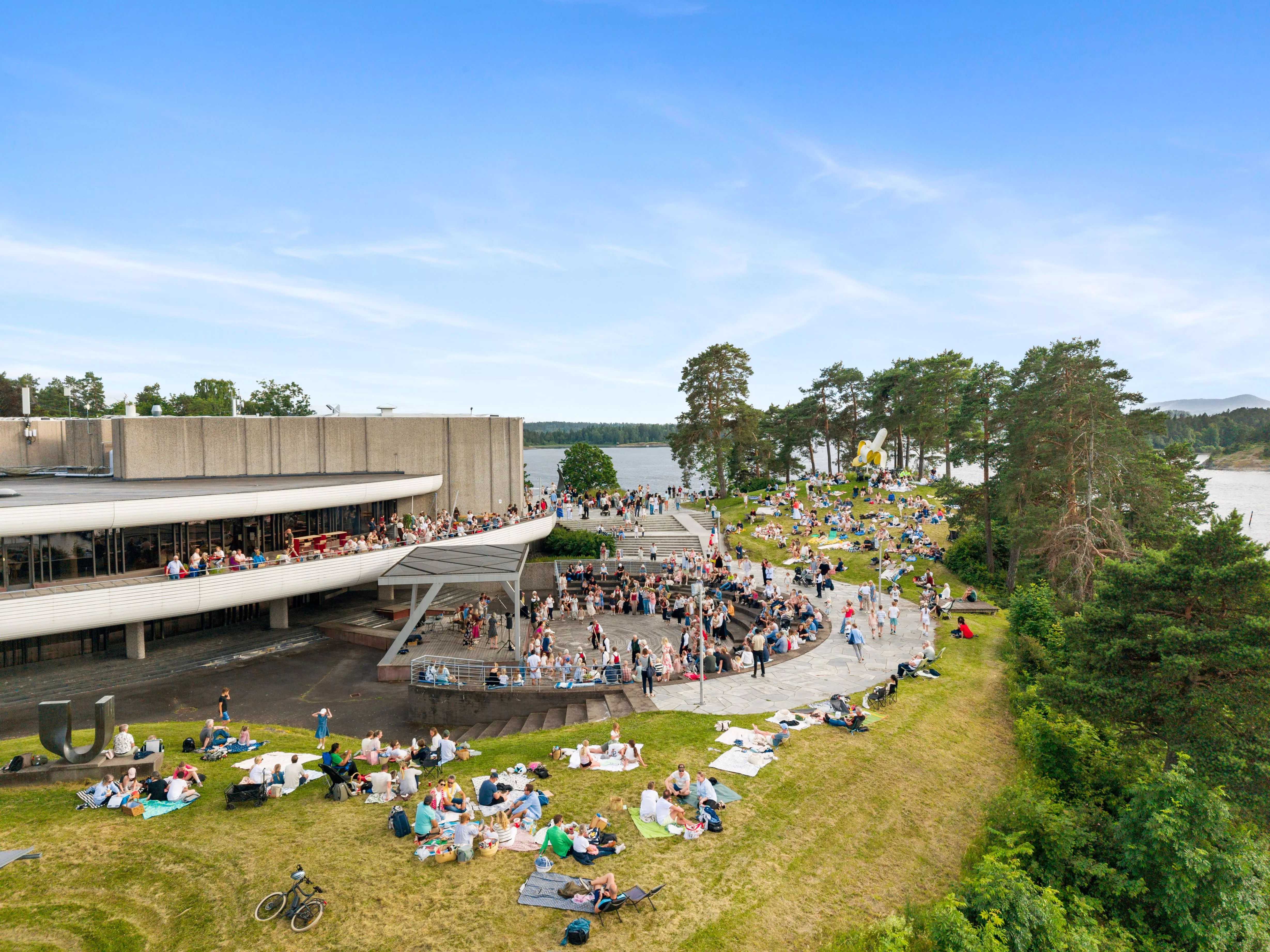 Henie Onstad (Foto: Anders Stien) & årets festivalplakat