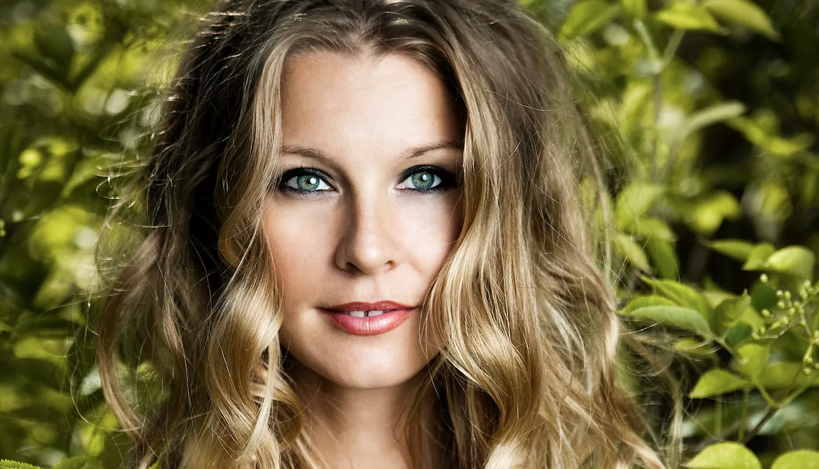 NAMNSPECIAL: “Jag tänker aldrig: nu ska jag skriva en låt om en kändis”