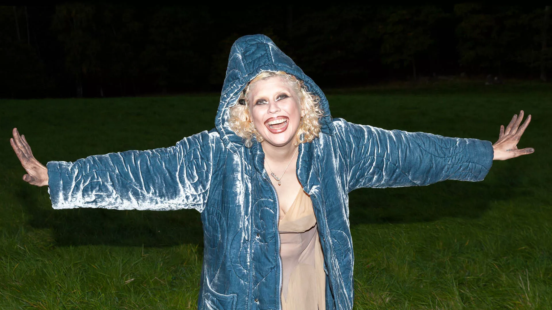 Sibille Attar släpper idag ny musik tillsammans med Hurula. Foto: Nina Andersson Voigt.