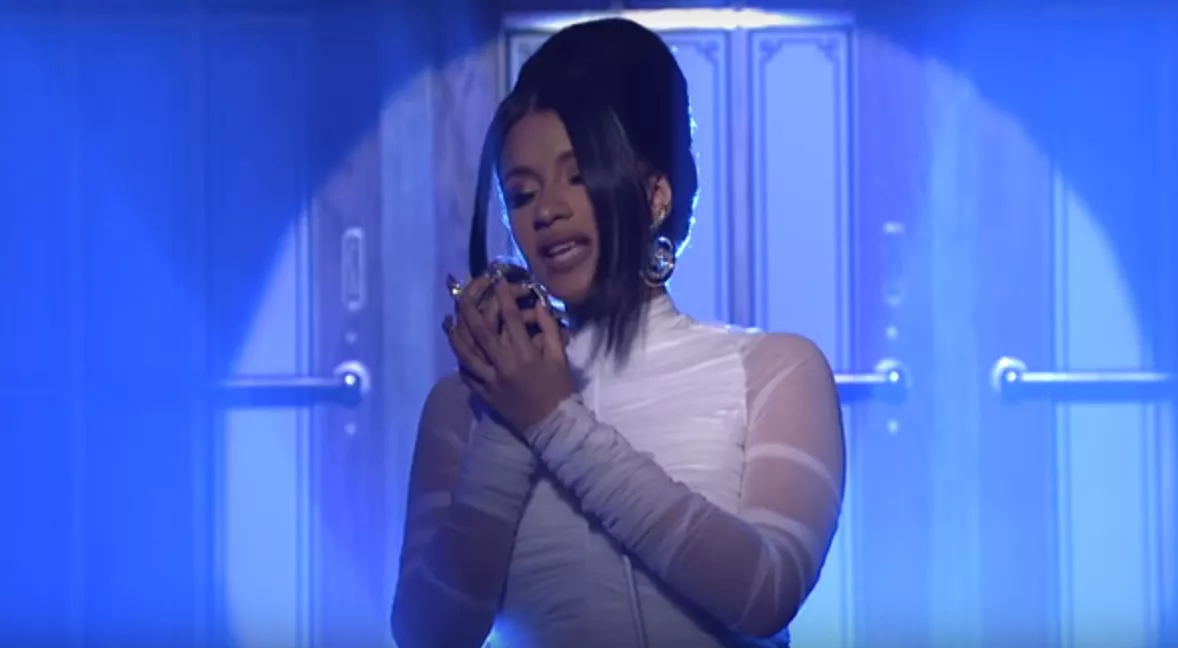 Cardi B bekræfter graviditet under stærk tv-optræden