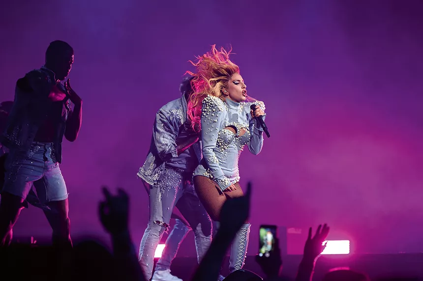 Dråplig situation när fan tappar Lady Gaga – se klipp