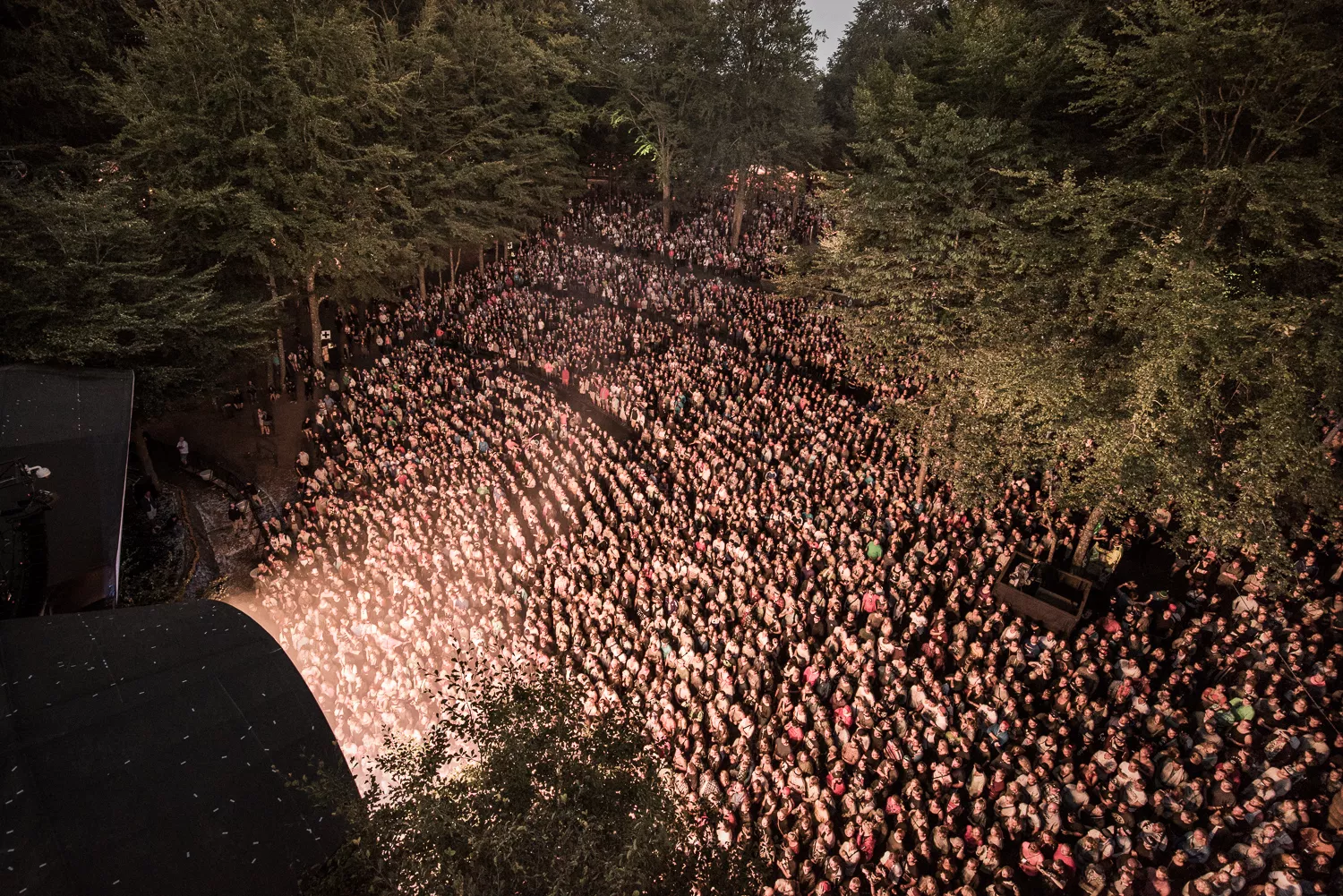 Fotoserie: Se Dizzy Mizz Lizzy-koncert fra toppen af et højttalertårn