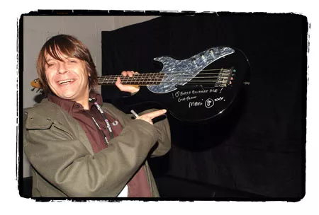 Primal Scream siger farvel til bassist