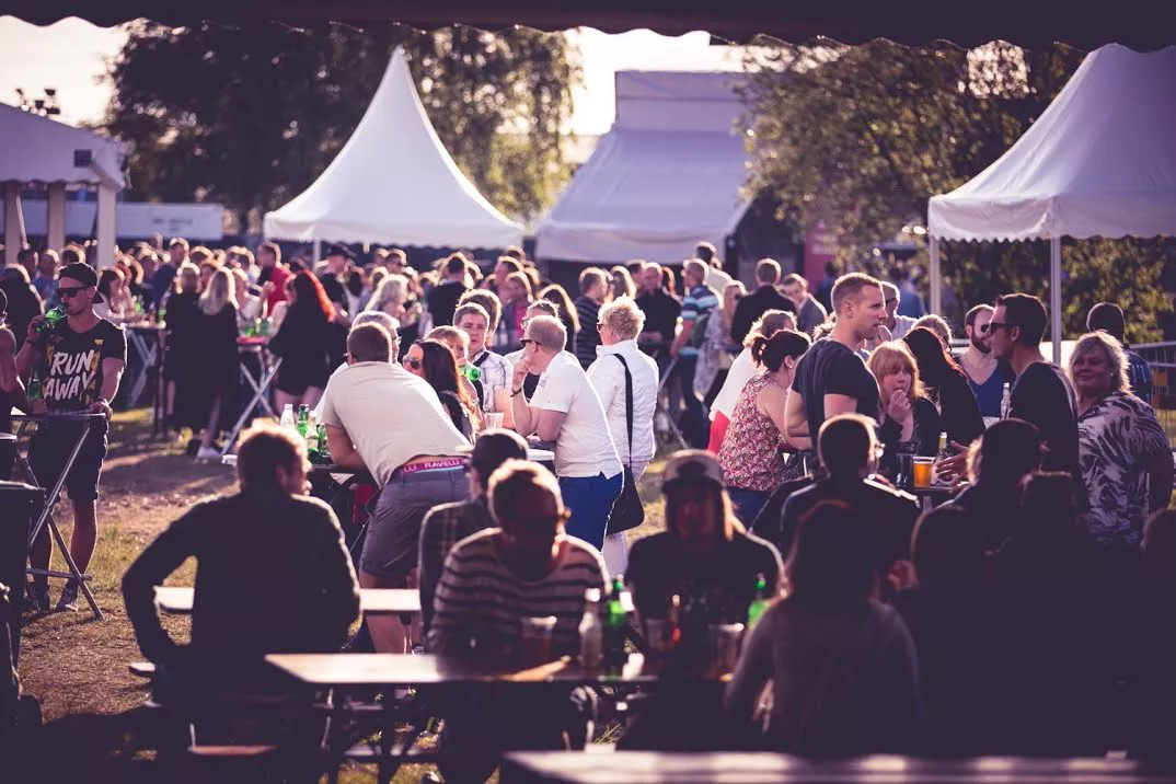 Nu går den svenska festivalen i graven