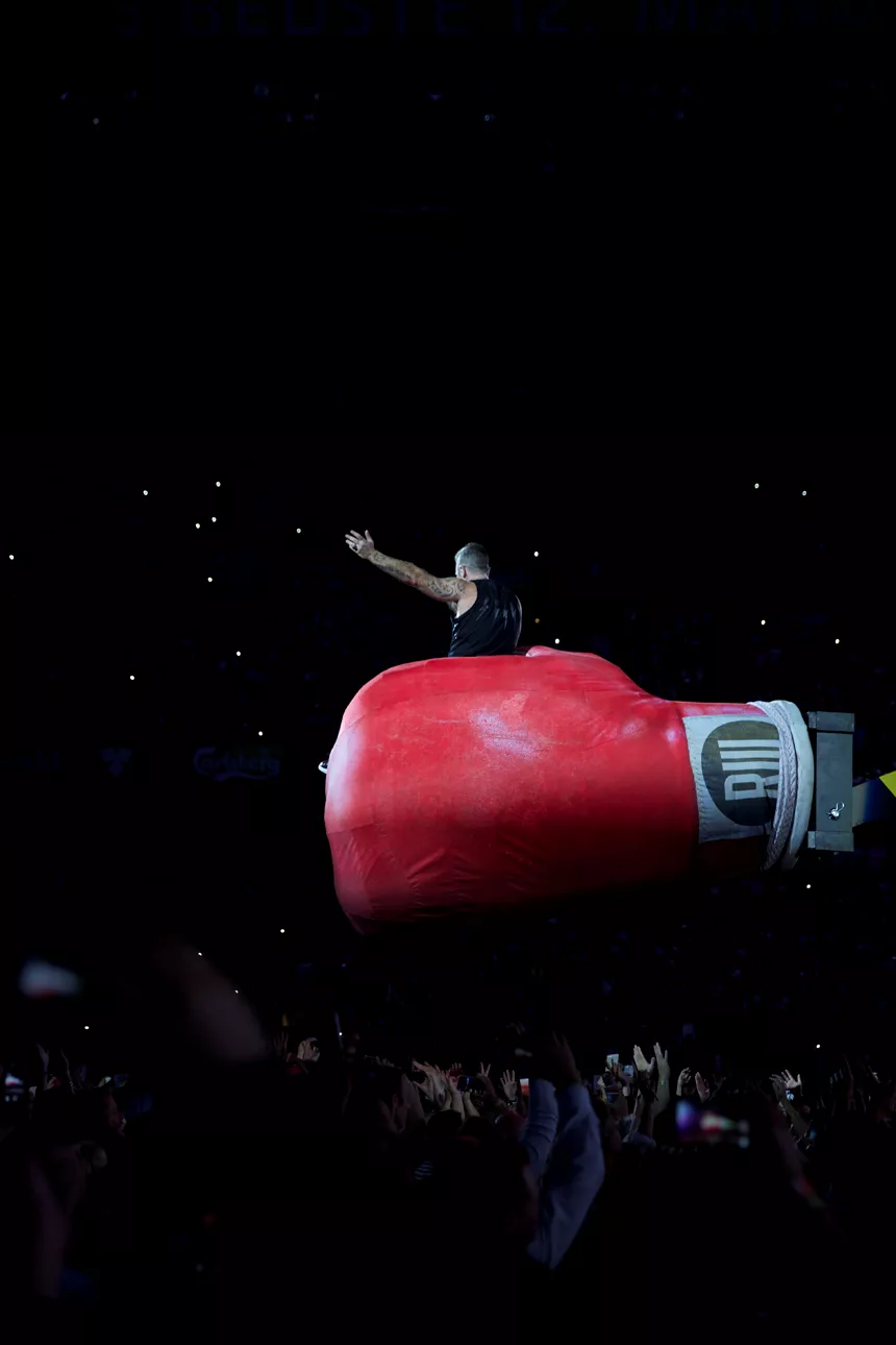 Robbie Williams får stark kritik för VM-uppträdande