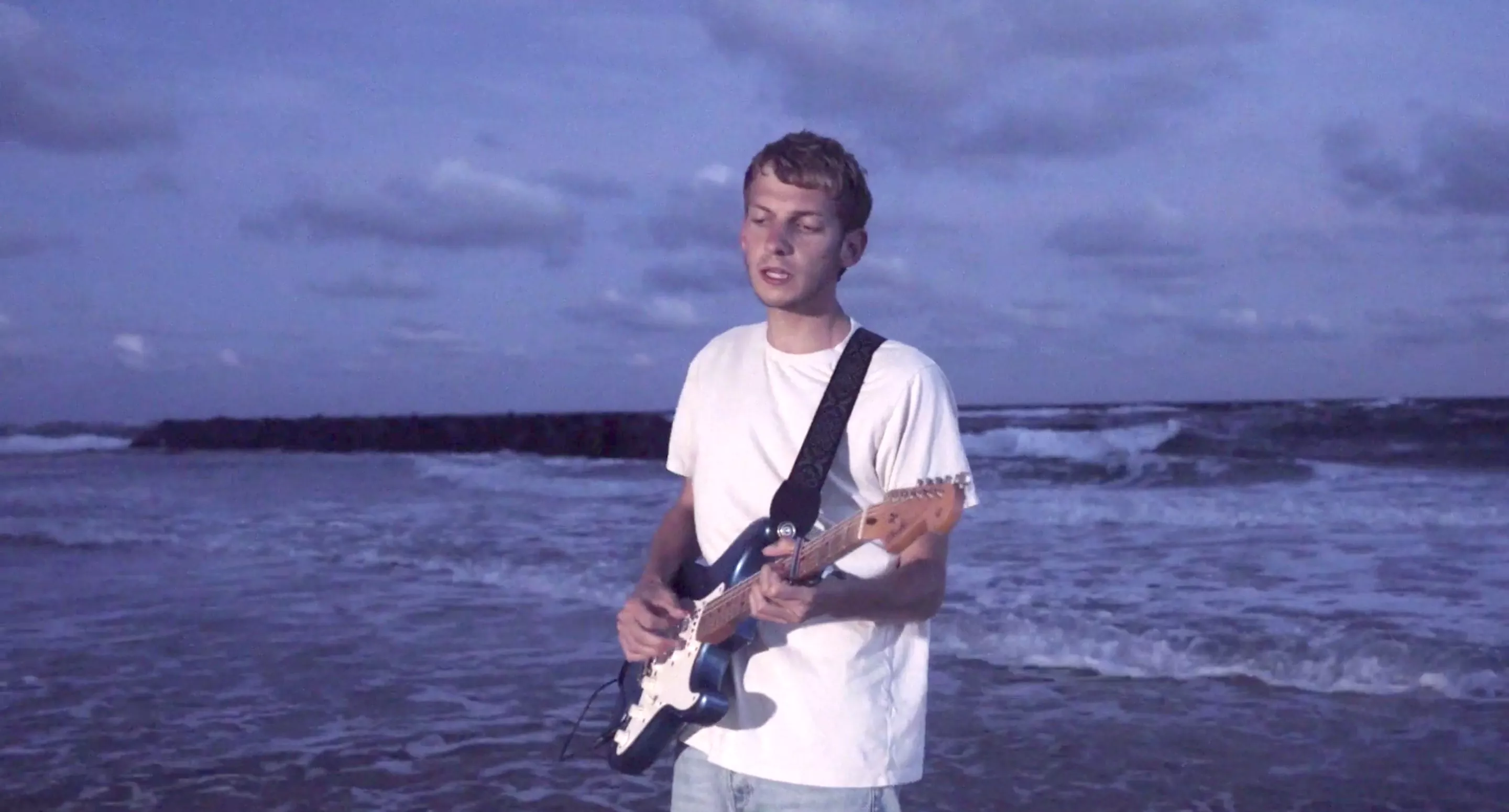 VIDEOPREMIERE: Nicklas Sahl synger til havet
