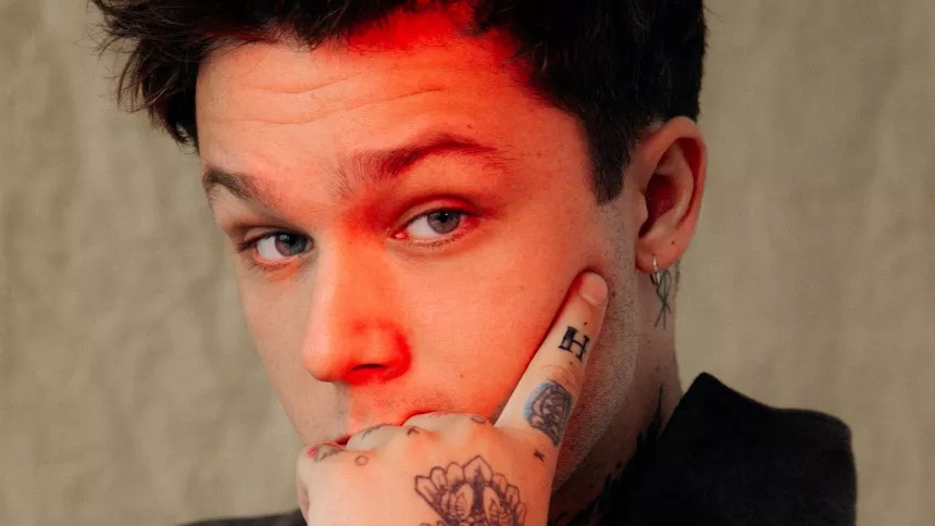 PREMIERE: Se Hugo Helmigs nye musikvideo