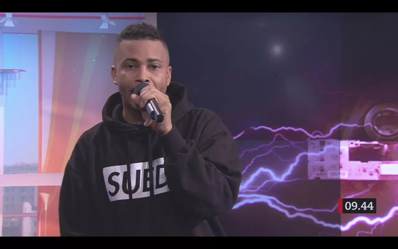 Rappar a capella i 10 minuter – programledaren rörs till tårar