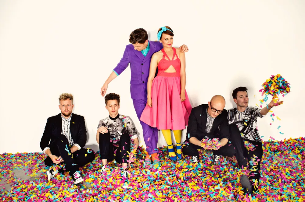 Alphabeat synger julen ind