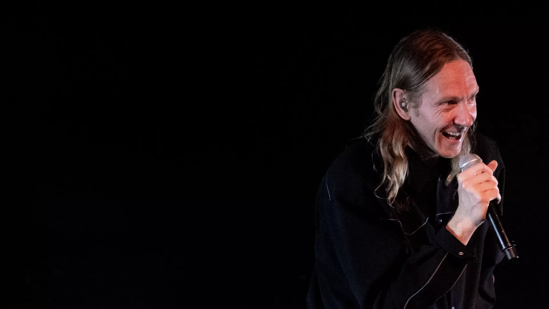 Marcherende i himmelfart med svingende arme 