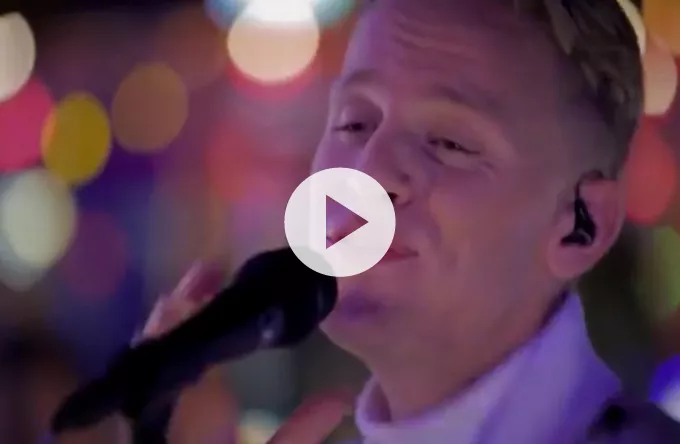 Se Scarlet Pleasure fremføre Pharrell-medley