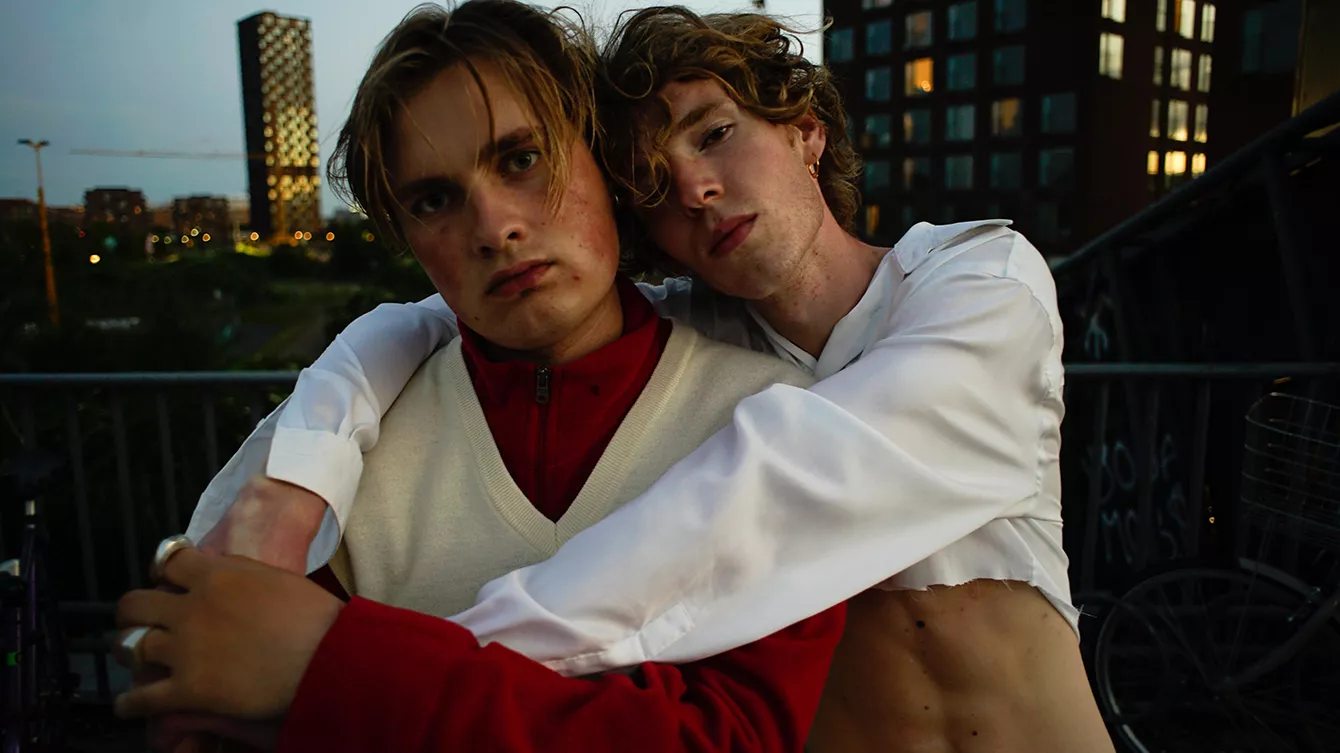 Lyden af ungdommelig forelskelse på et tilrøget diskotek