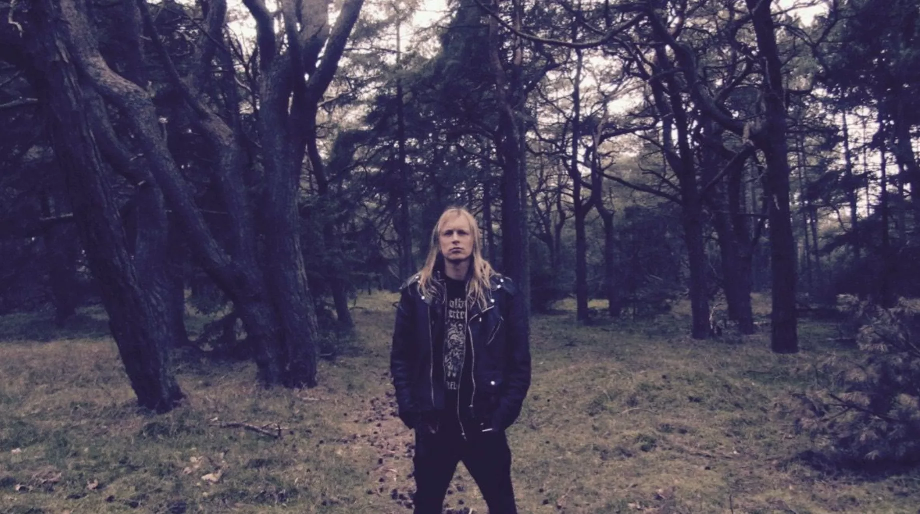 "Tung og mørk den tavse nat over jorden spænder"