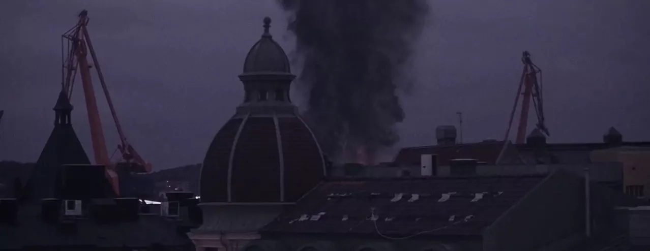 ''10 000 tändstickor som regnar ner mot asfalten''