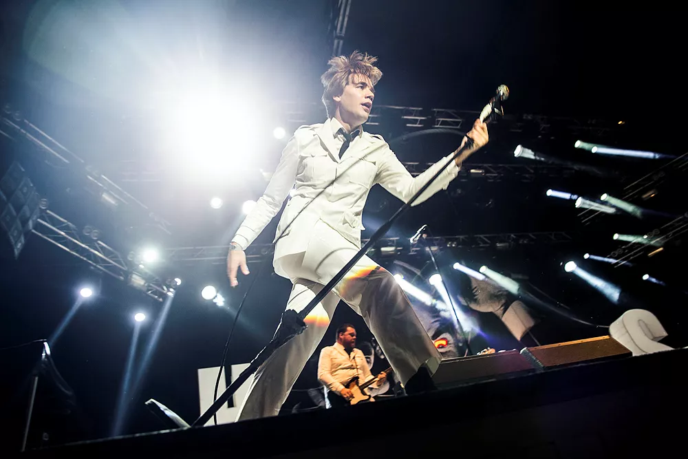 The Hives följer med rockgiganter på turné