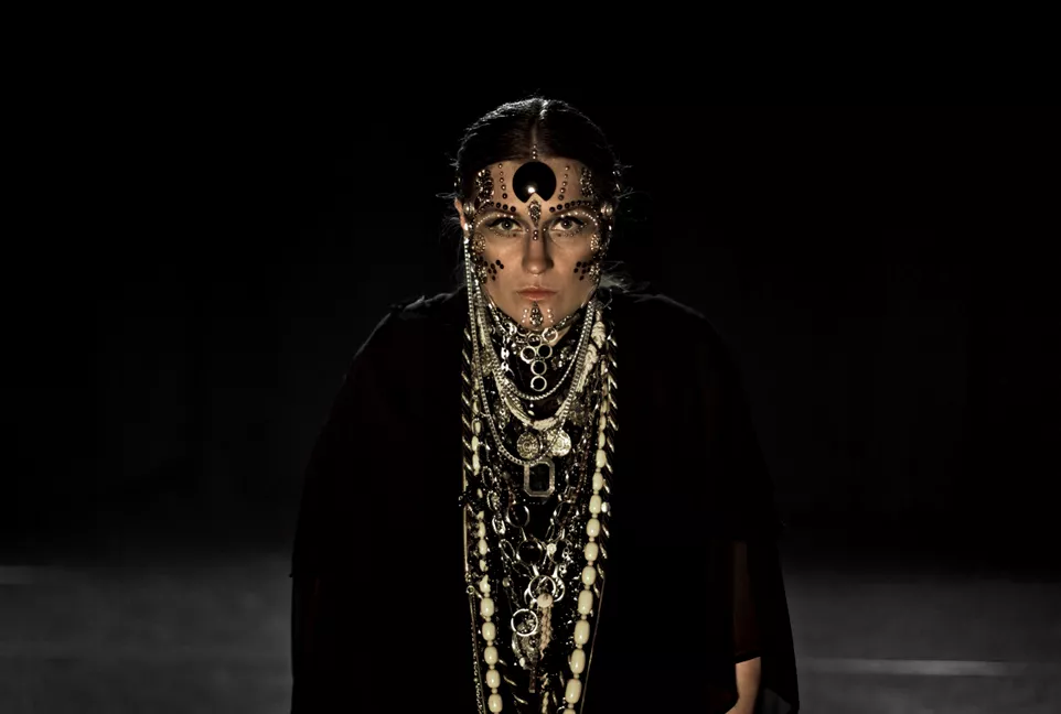 LÅTPREMIÄR: Xenia Kriisin - Flood/Bleeding