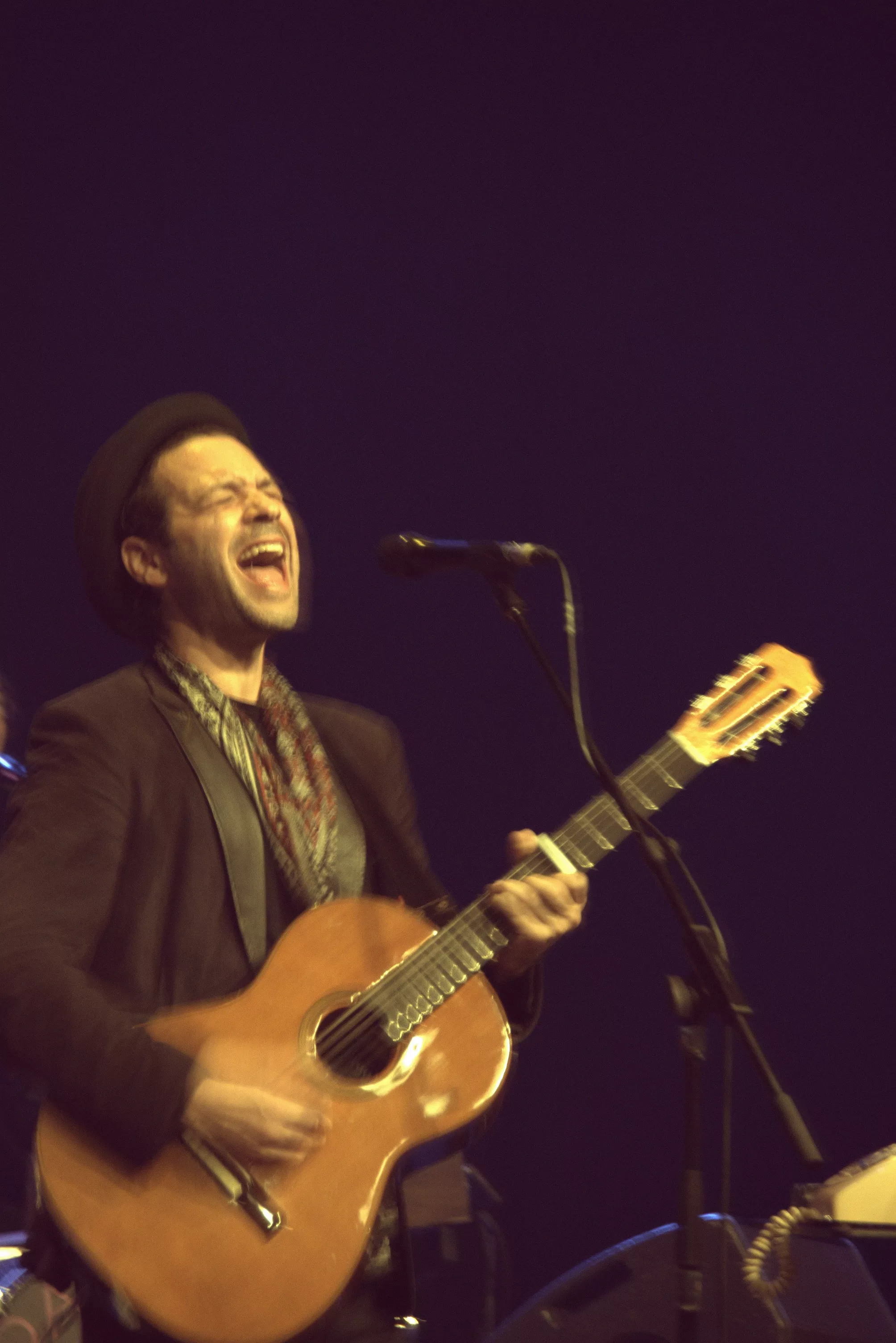 En Cohen hæver stemmen