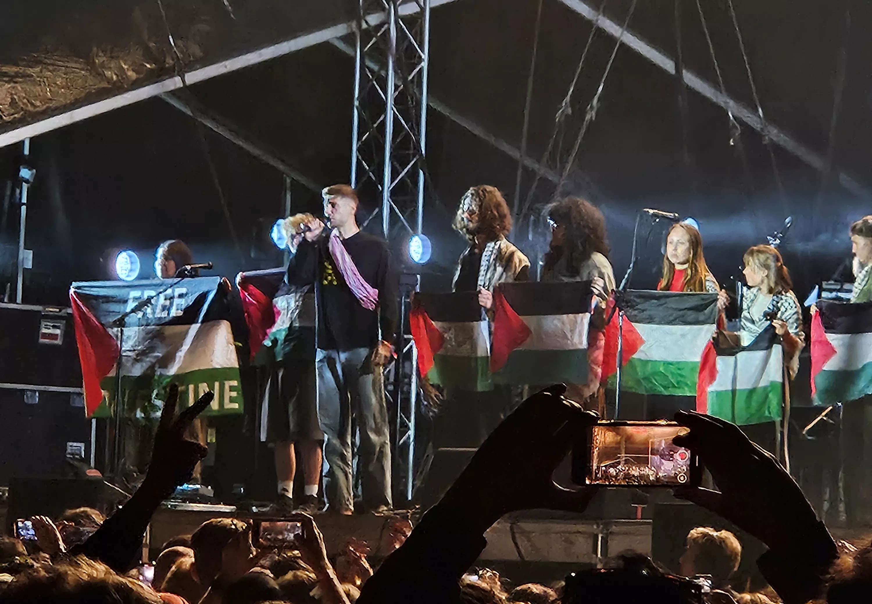 Sam Fender med demonstranterne