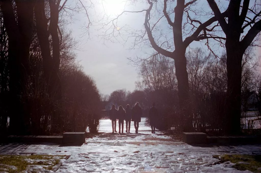 Singelpremiere: Spurv - Mellom Broen Og Elven