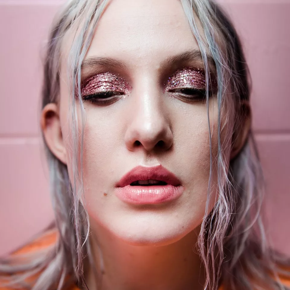 Gina-Lee släpper singel – skänker intäkterna till föreningen Storasyster