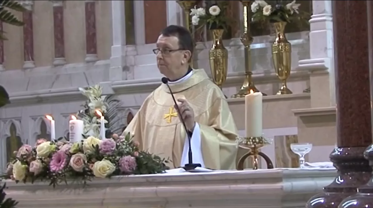 Se præst skråle hallelujah på en ny måde