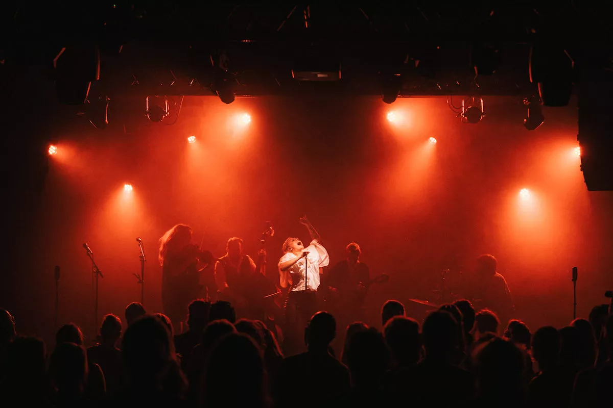 Publikum strømmer til genåbnet spillested