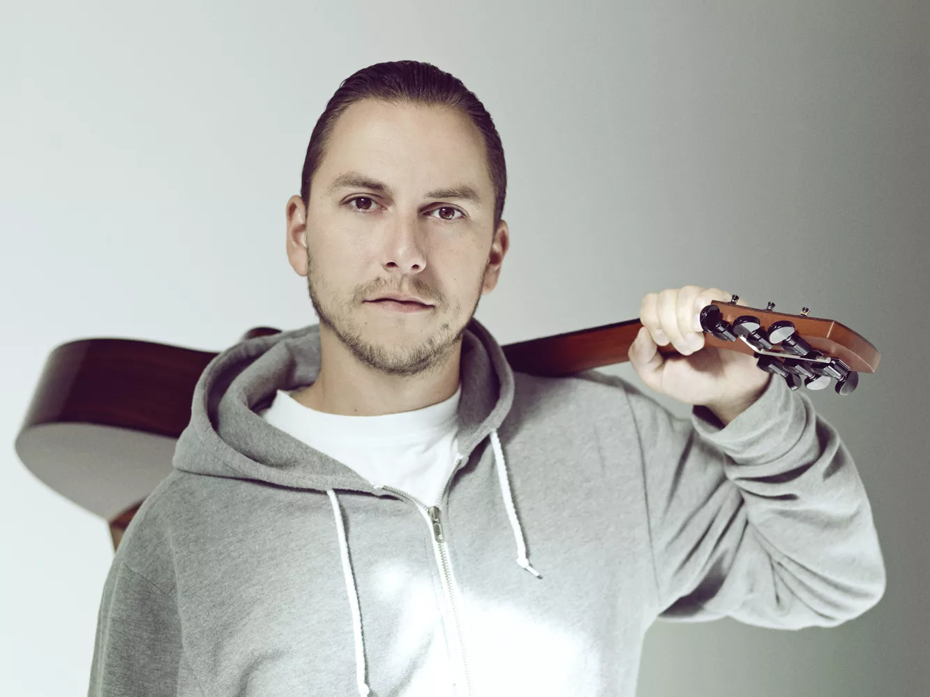 UFO går solo og hylder familielivet