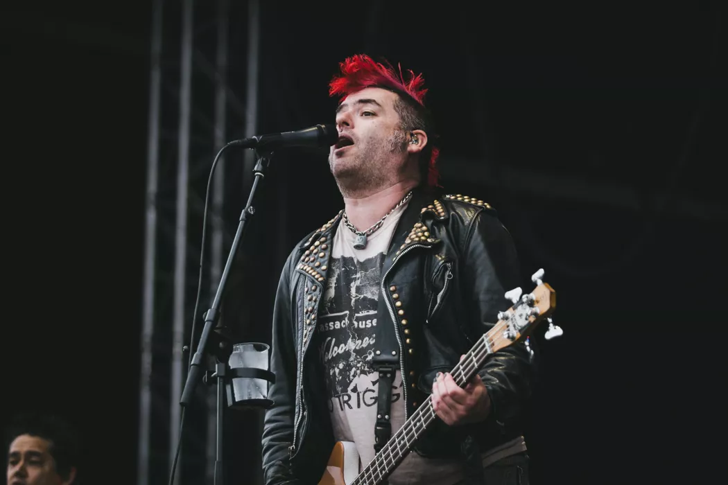 Band, koncertarrangør og afdødes mor udtaler sig efter koncertgængers død i Den Grå Hal