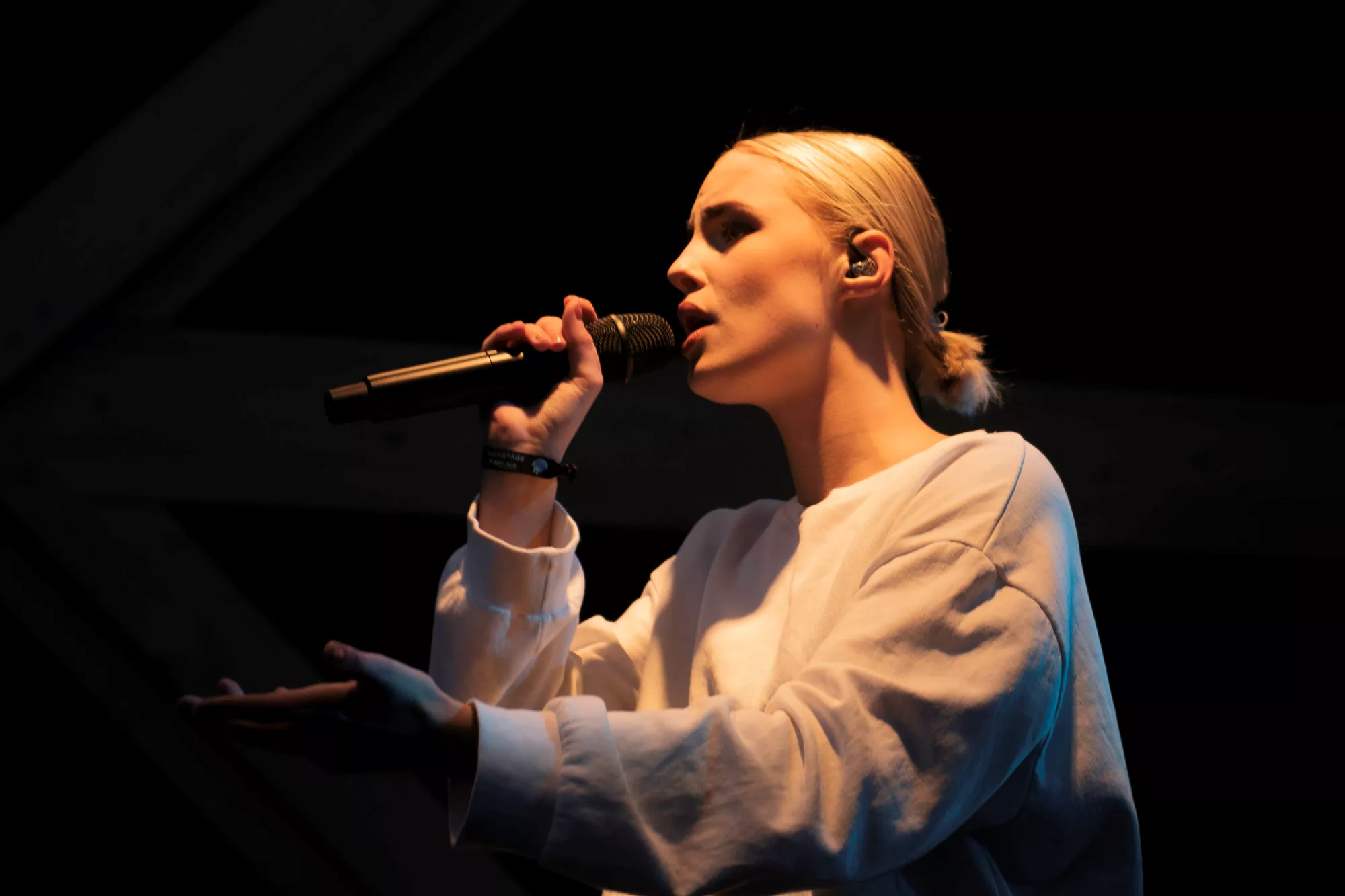 Baggy jeans og håret tilbage, Clara er ankommet