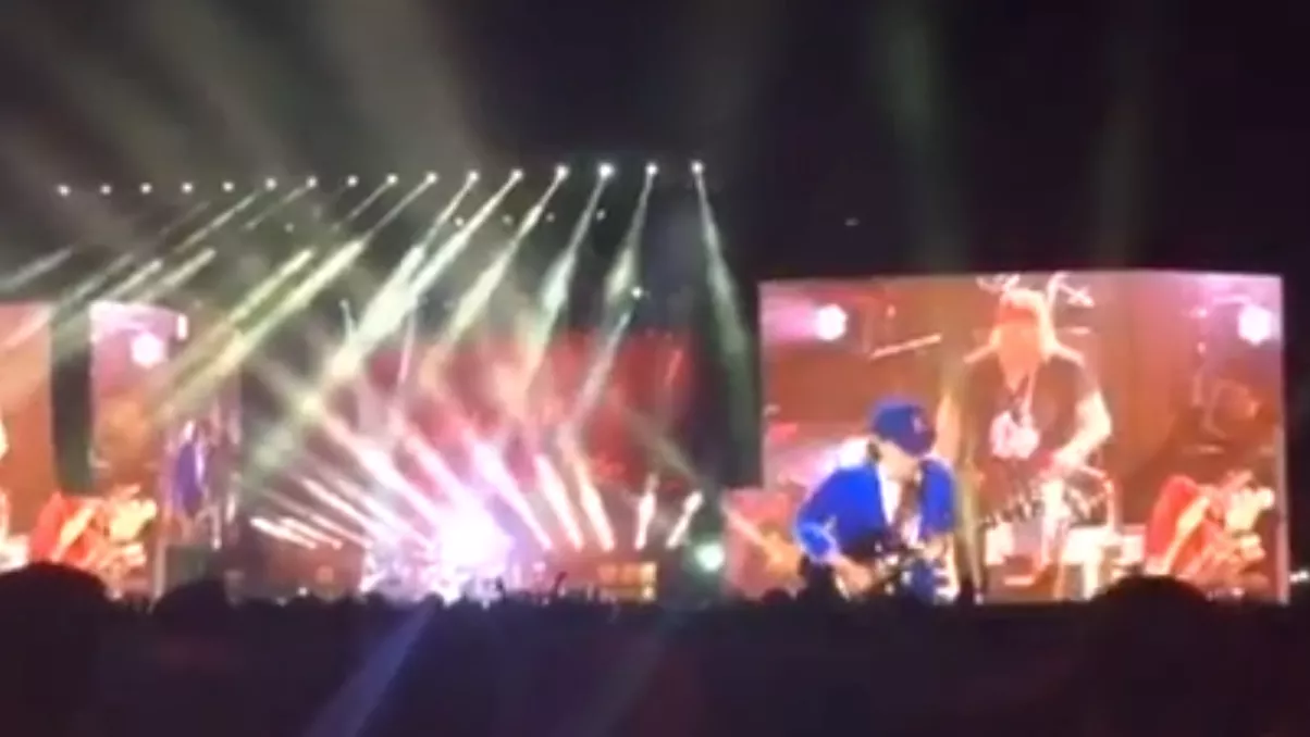 Video: Angus Young på scenen med Guns N' Roses