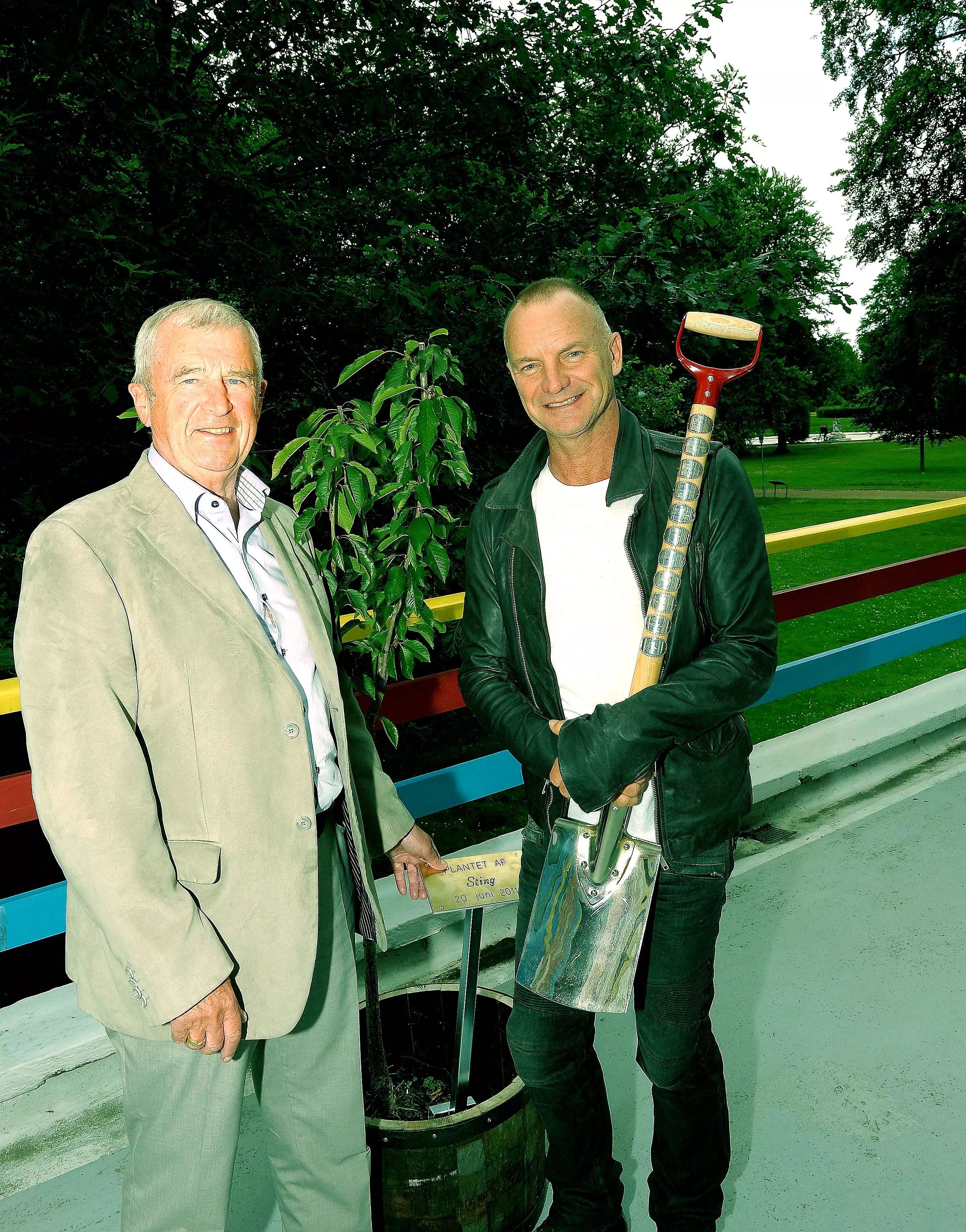Sting planter træ i Kunstnerparken
