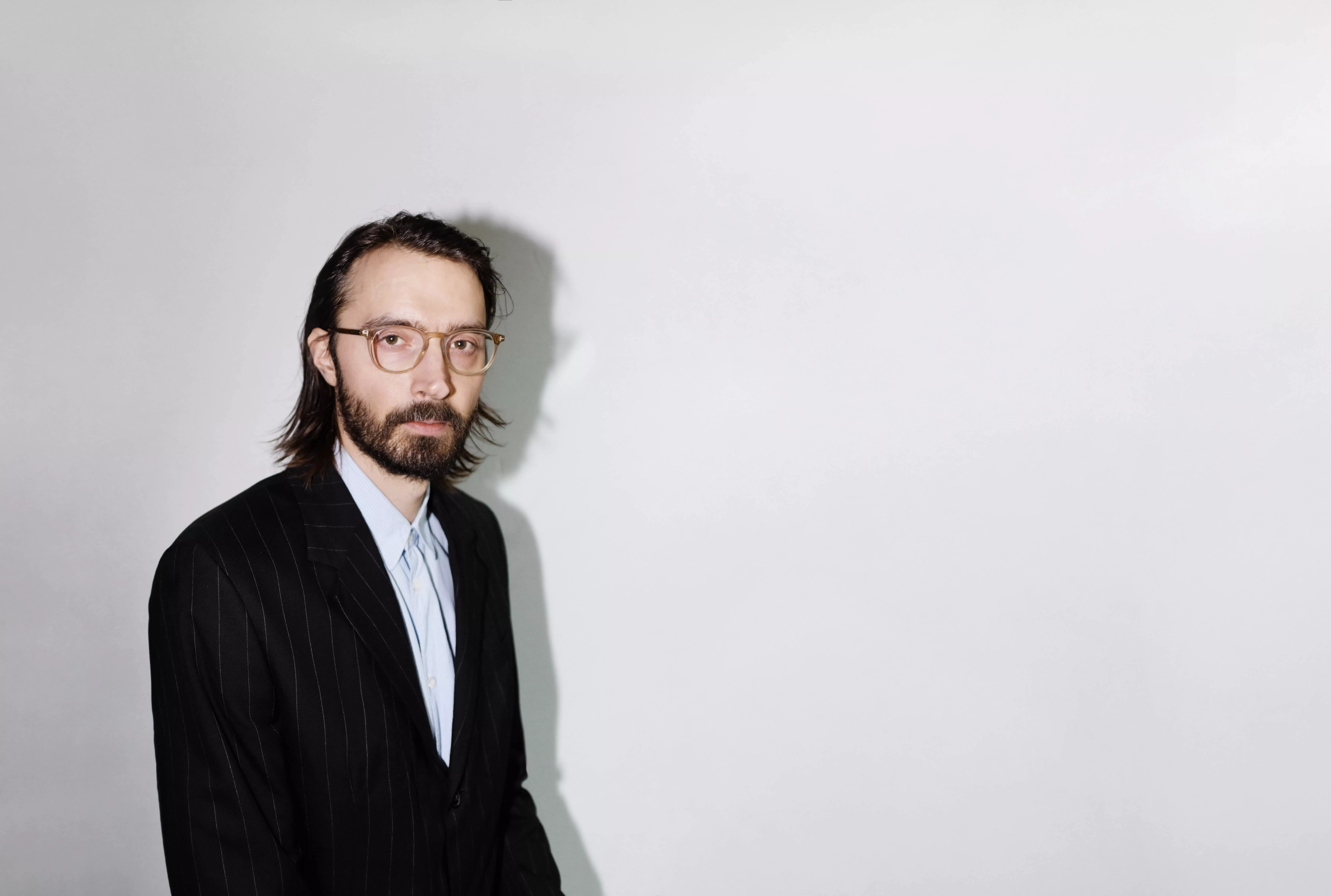 PREMIÄR: Etablerad poet släpper första singeln från debutalbum producerat av Mattias Alkberg